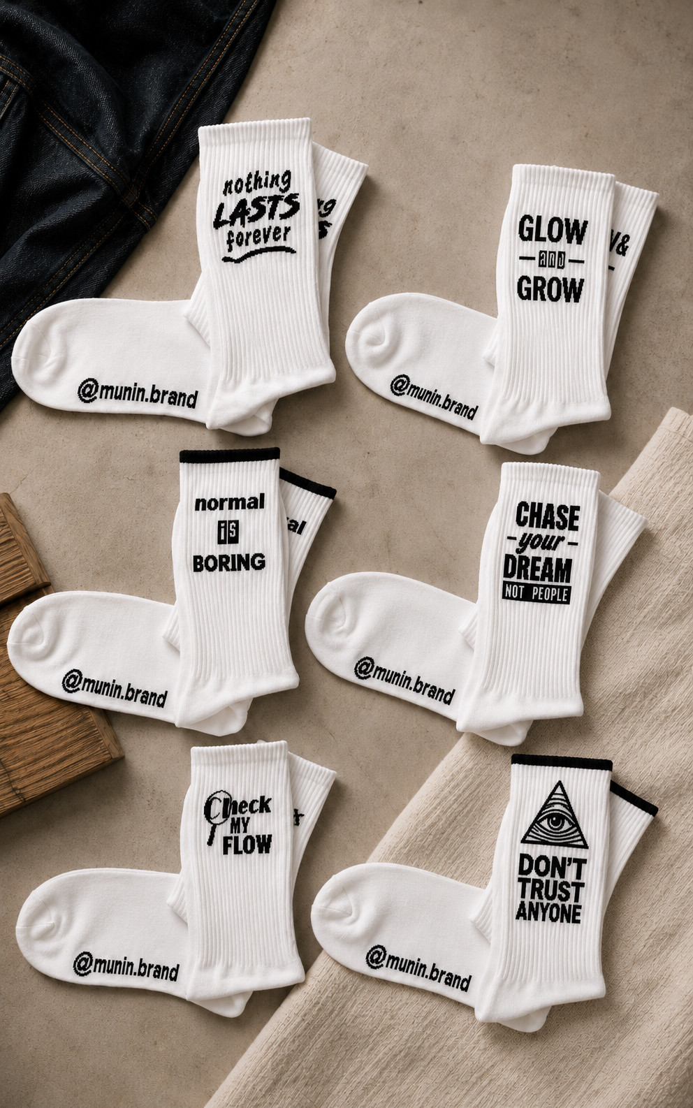Calcetines MUNIN con frases en showcase editorial