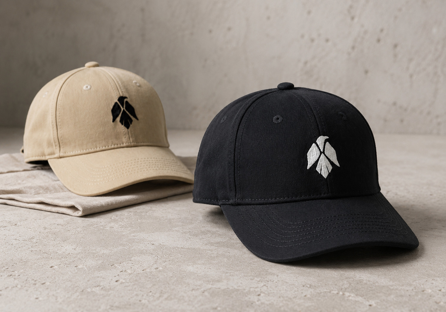 Gorras MUNIN Essentials negra y beige en showcase editorial